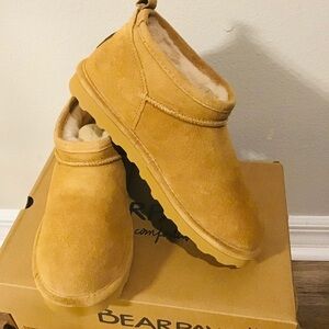 Pre-owned but looks brand new Beautiful woman bear paw short winter booties
